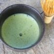 Dégustation d'un matcha dans un bol noir