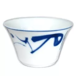 Tasse motifs bleus calligraphie