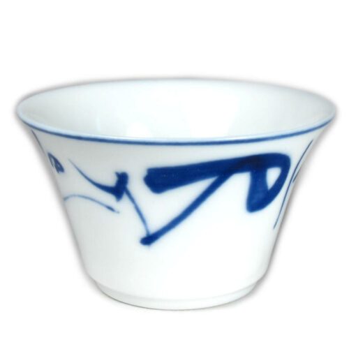 Tasse motifs bleus calligraphie